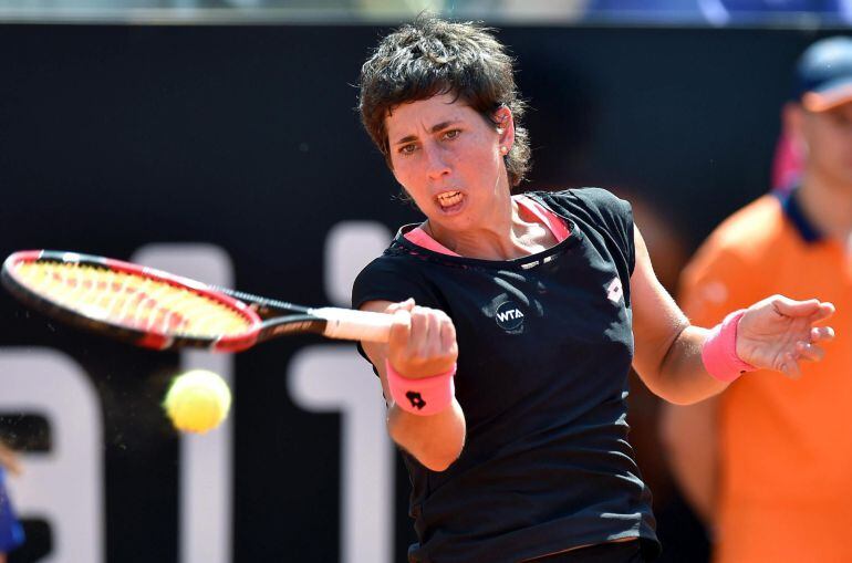 . Rome (Italy), 17/05/2015.- Carla Suarez Navarro of Spain returns the ball to Maria Sharapova of Russia during their final match for the Italian Open tennis tournament at the Foro Italico in Rome, Italy, 17 May 2015. (Tenis, Italia, Rusia, España, Roma) EFE/EPA/ETTORE FERRARI