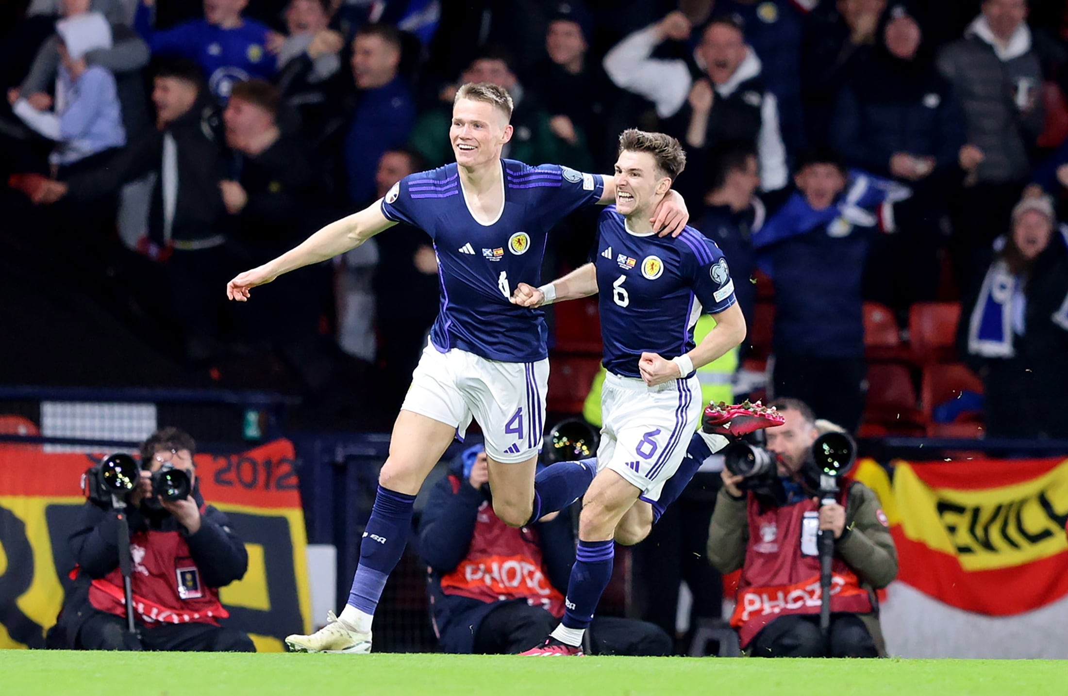 Glasgow (United Kingdom), 28/03/2023.- Scott McTominay (L) of Scotland celebrates with teammate Kieran Tierney after scoring his second goal during the UEFA EURO 2024 qualification match between Scotland and Spain in Glasgow, Britain, 28 March 2023. (España, Reino Unido) EFE/EPA/Robert Perry
