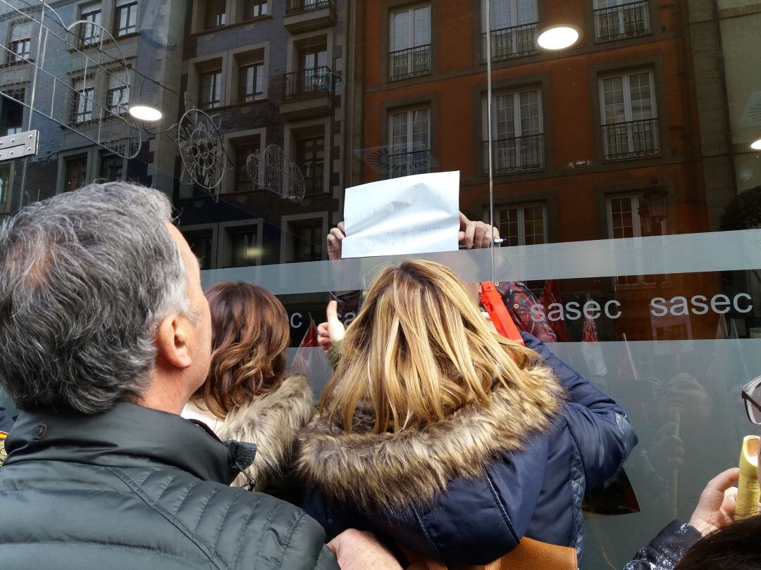 Trabajadores del sector esperan delante de la sede del SASEC, ayer durante la negociación