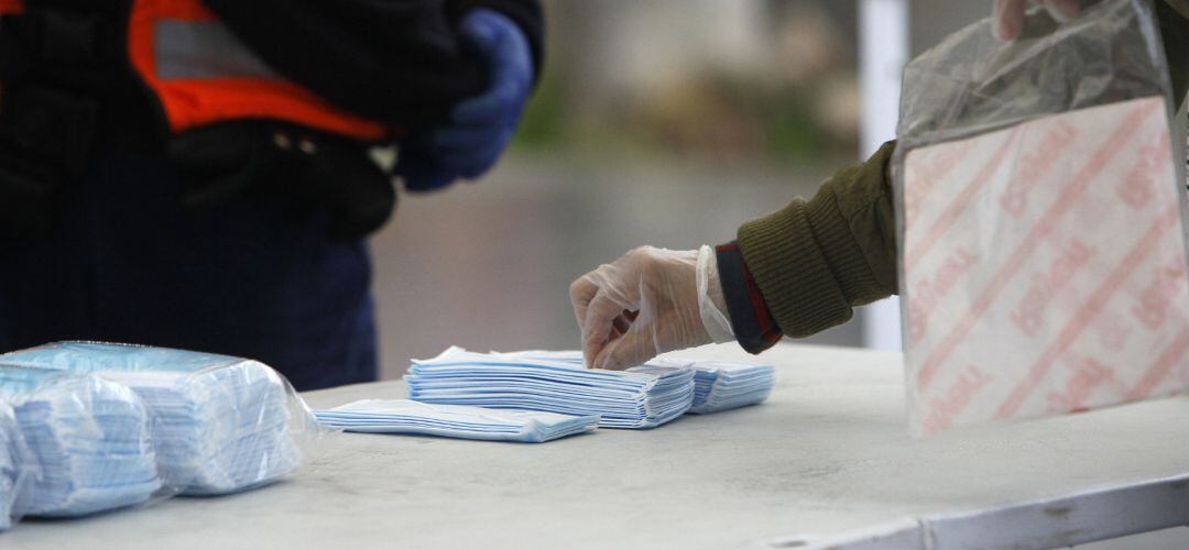 Mascarillas higiénicas a disposición del público.