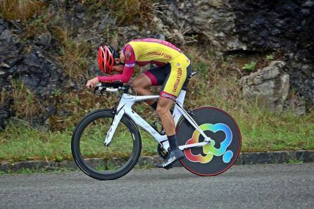 El segoviano Iván Gómez, durante una prueba con el traje de crono de Castilla y León.