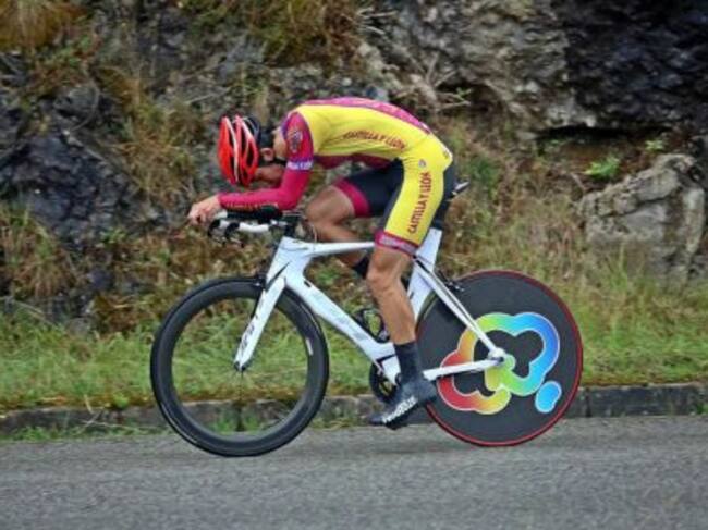 El segoviano Iván Gómez, durante una prueba con el traje de crono de Castilla y León.