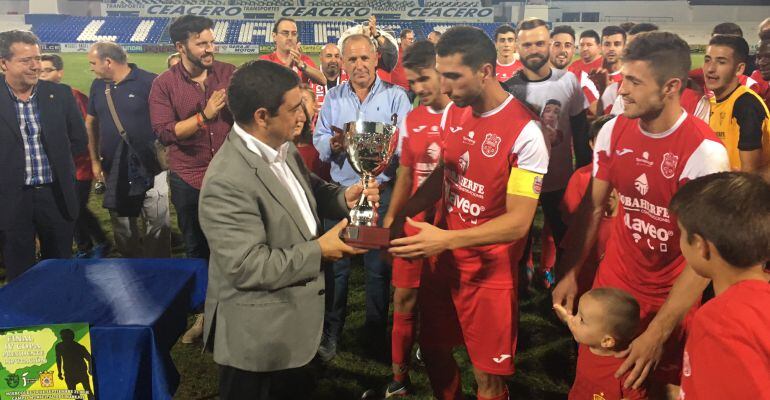 El presidente de la Diputación, Francisco Reyes, entrega a los jugadores del Torreperogil el trofeo de campeones de la IV edición.
