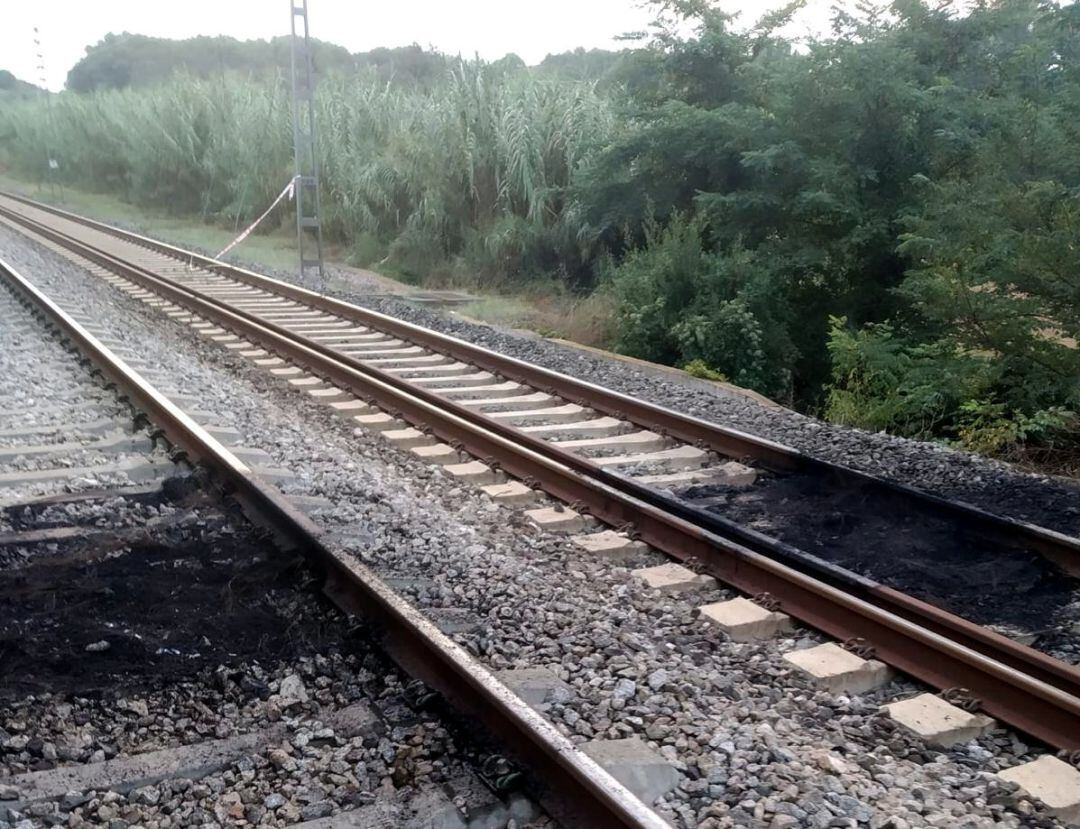 Restos de objetos quemados en la R11, entre Maçanet de la Selva y Figueres, este 11 de septiembre.