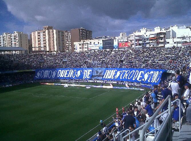 La afición en el estadio del Tenerife durante el derbi canari