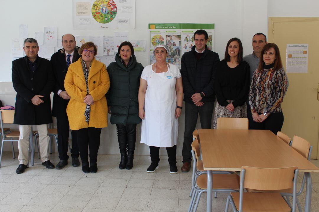 Carmen Olmedo y Mayte Fernández, entre otros, en el comedor escolar del CEIP Juan Ramón Jiménez