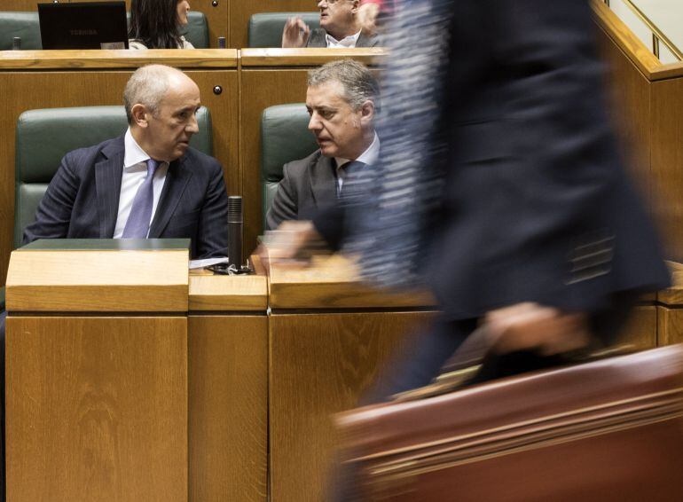 Urkullu conversa con Erkoreka al comienzo del debate