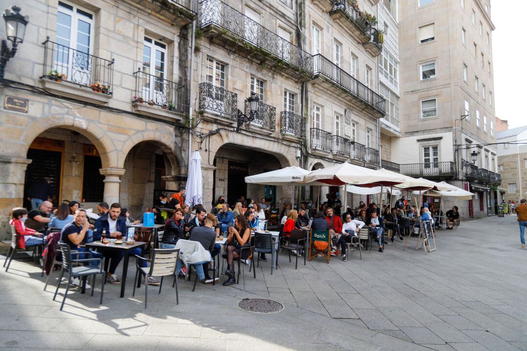 Grupos de comensales sentados en una terraza de un establecimiento en Vigo