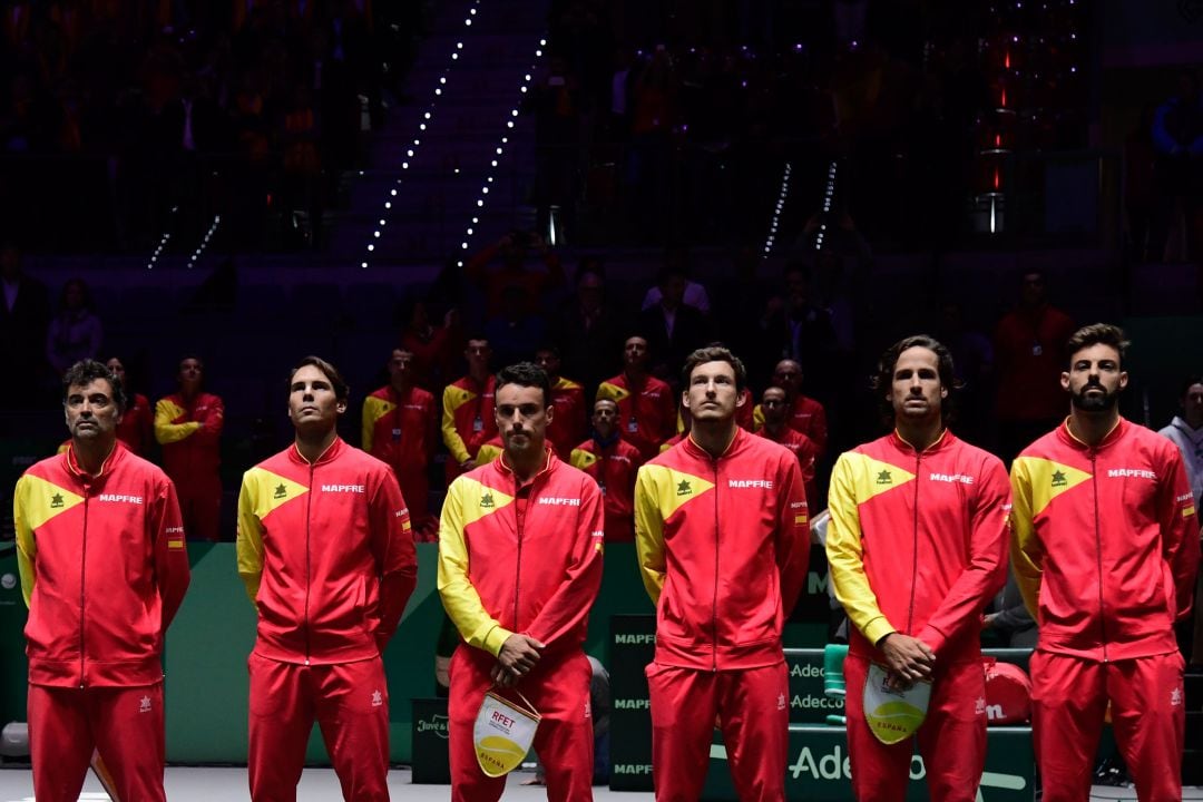 Los jugadores españoles y el entrenador en la previa de las semifinales contra Argentina