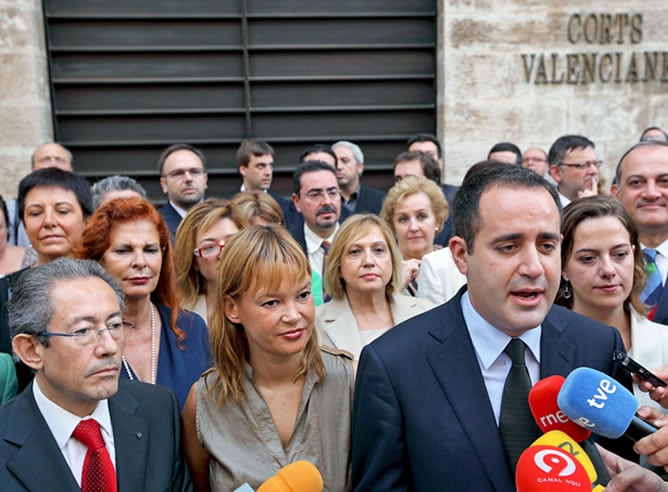 El secretario general del PSOE valenciano, Jorge Alarte, lee un comunicado / EFE