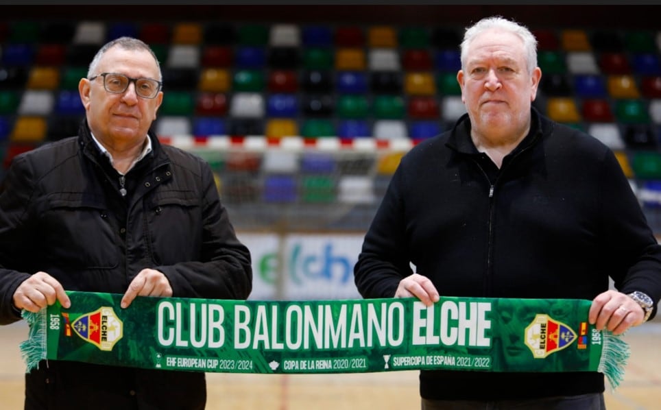 Abínzano, a la derecha, posa junto al presidente del CBM Elche Javier García