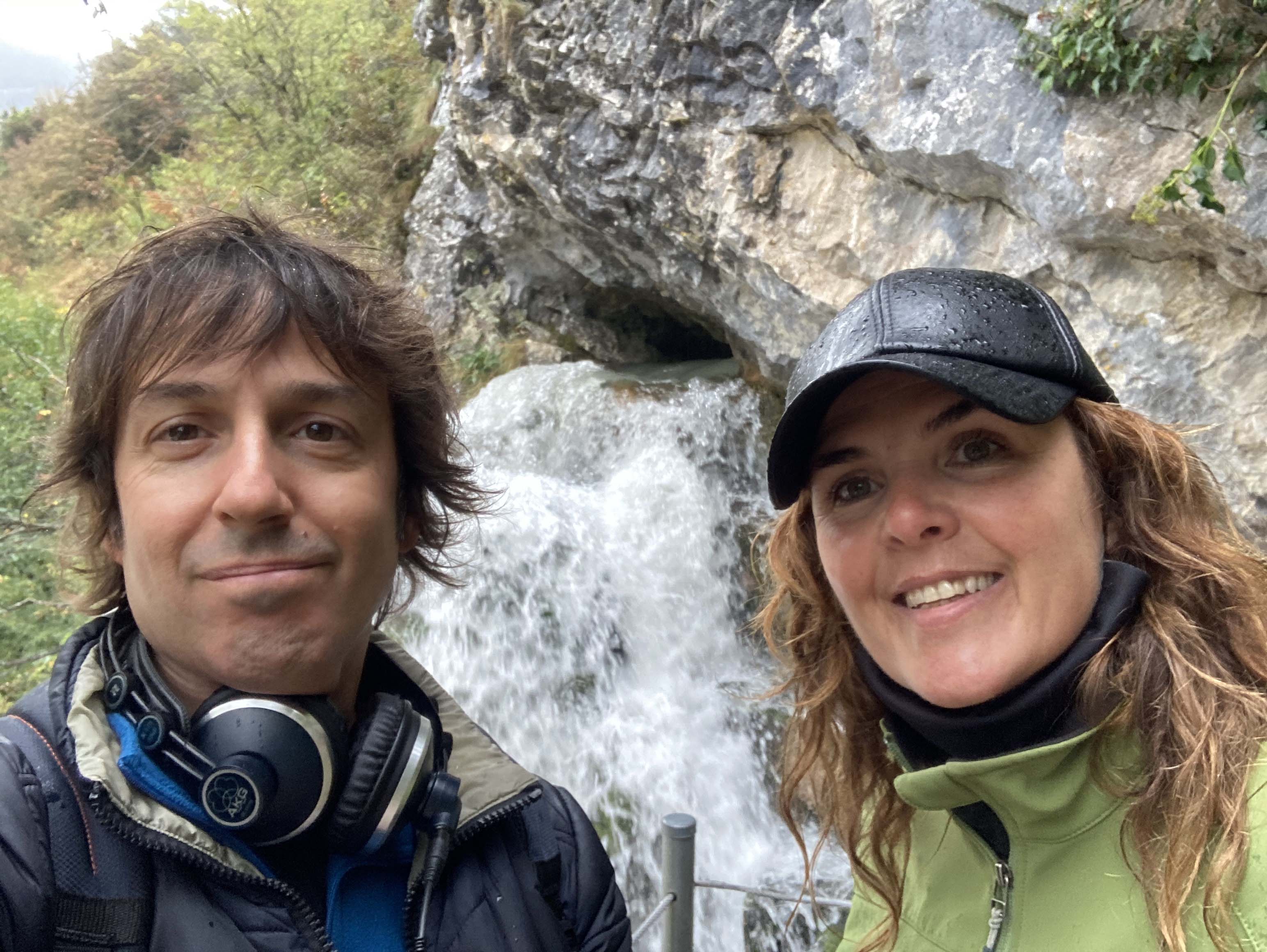 Alex García y la directora de la Cueva de las Güixas en la grabación