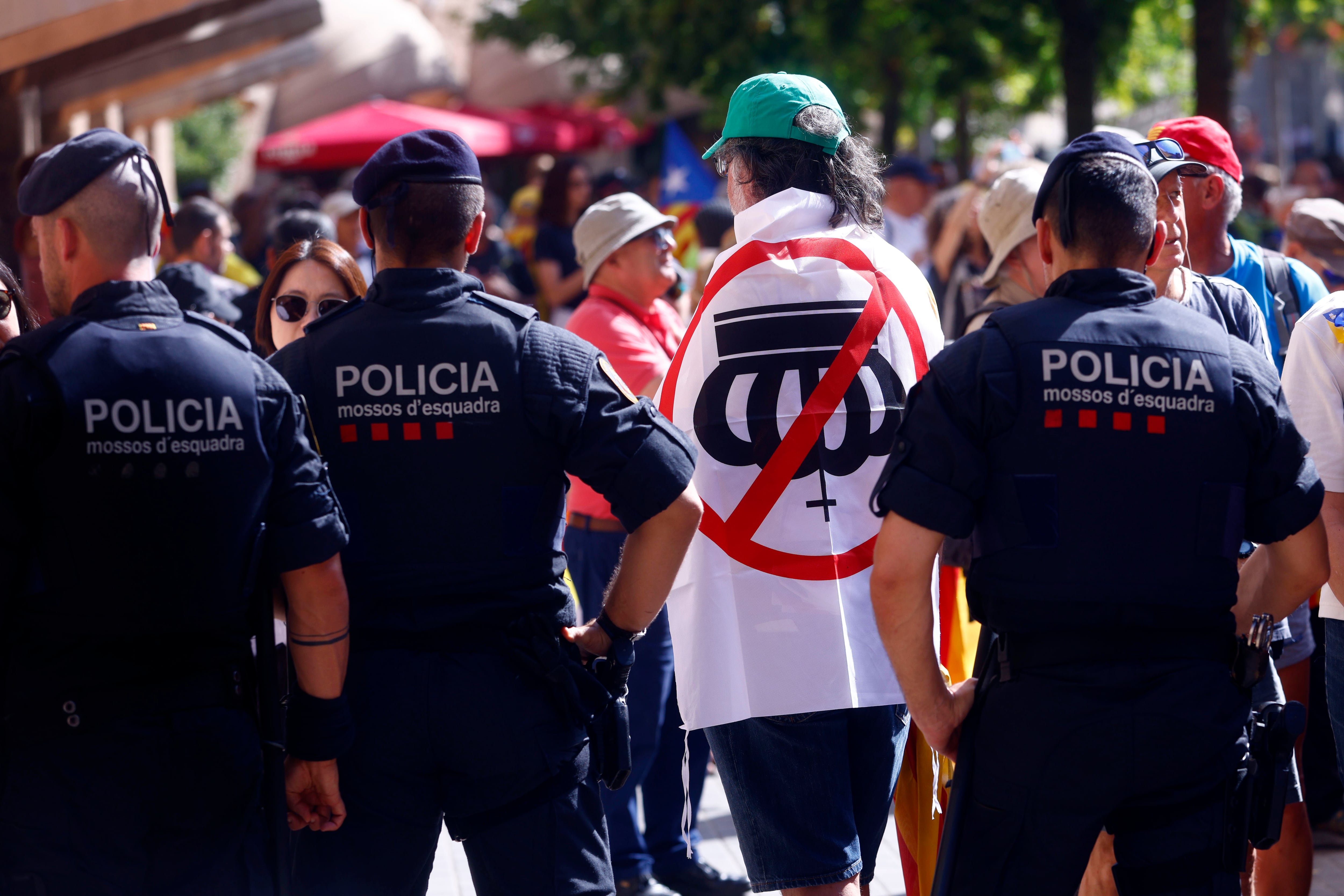 Aspecto de la concentración convocada por la ANC en Monistrol de Montserrat (Barcelona), a los pies del monasterio benedictino, en rechazo de la visita que el rey Felipe VI realiza hoy lunes a la abadía de Montserrat con motivo de la celebración del milenario de la fundación del monasterio.