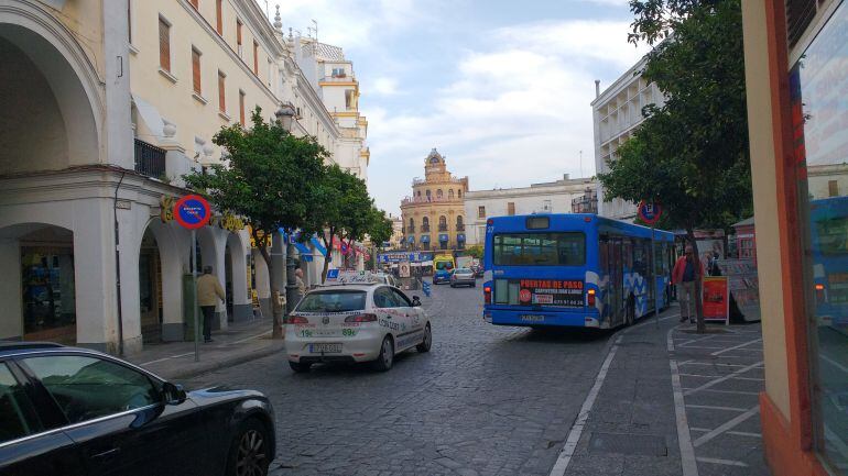 Un autobús urbano estacionando en la plaza Esteve
