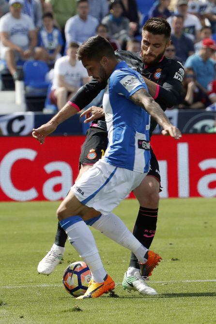 Guerrero y David López luchan por el balón.