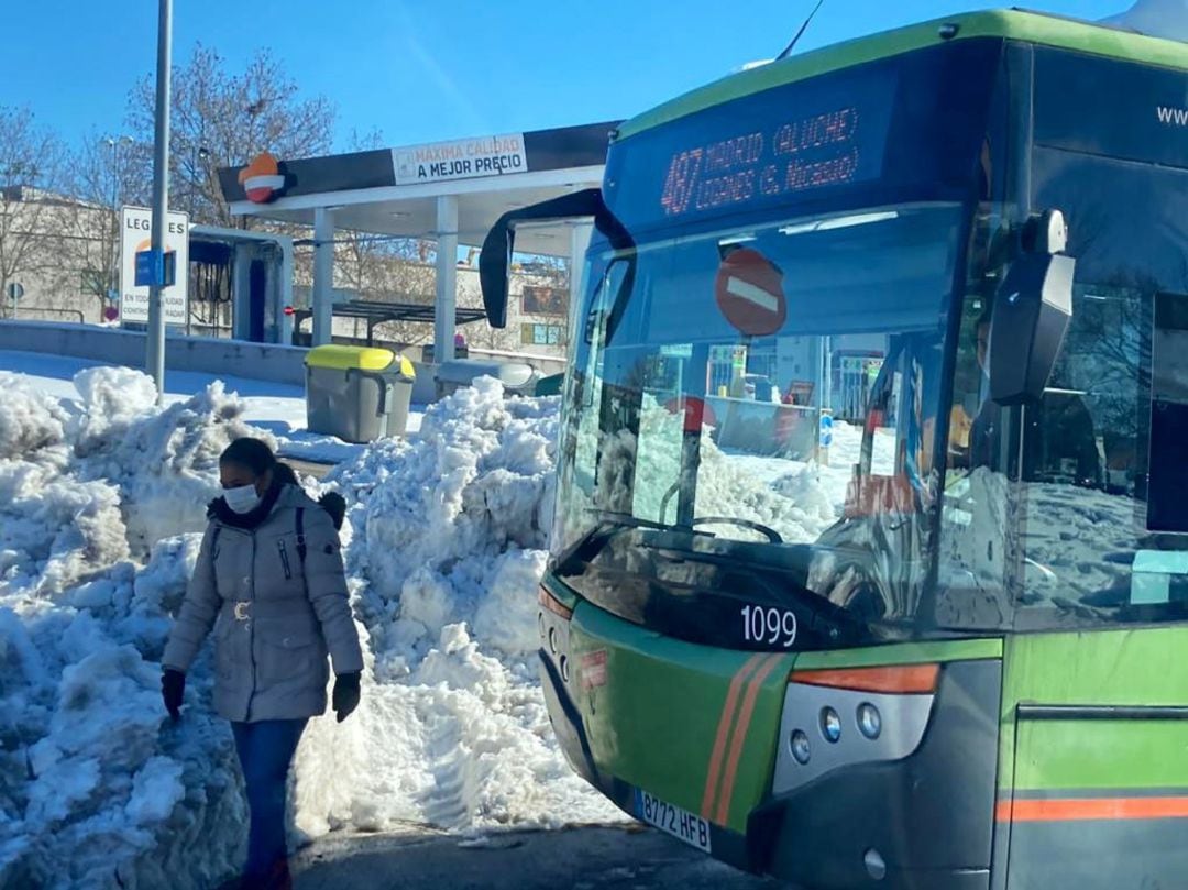 Imagen de un autobús circulando por las calles nevadas de Leganés, donde, este martes, la UME colaboró con los servicios municipales para retirar la nieve de las calles del municipio.