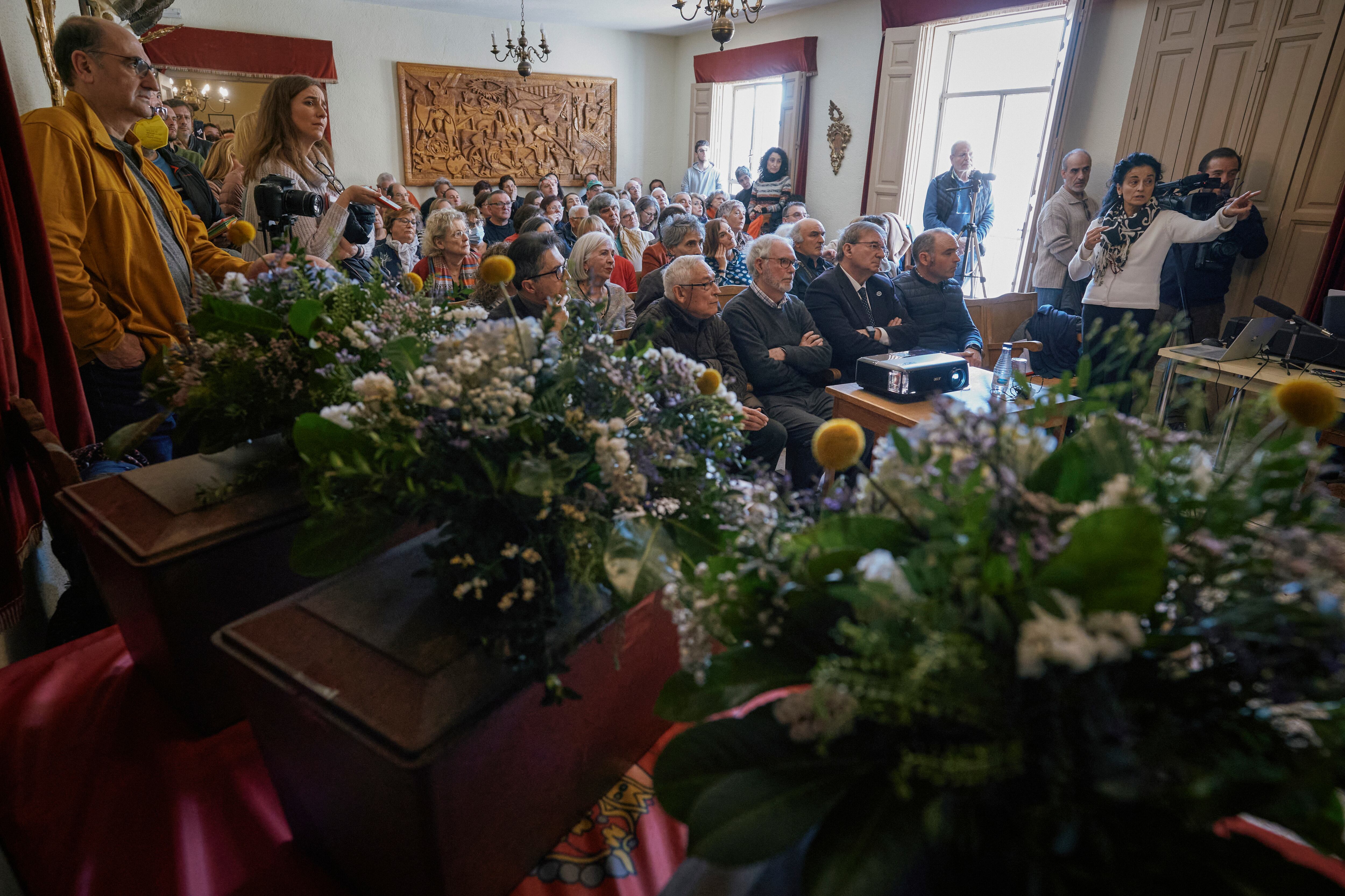 CUEVAS DEL VALLE (ÁVILA), 04/03/2023.- El secretario de Estado de Memoria Democrática, Fernando Martínez López (sentado 2d), durante el acto de entrega a sus familiares de los restos de una mujer y dos hombres que han sido exhumados e identificados, hoy en la localidad abulense de Cuevas del Valle. EFE/ Raúl Sanchidrián
