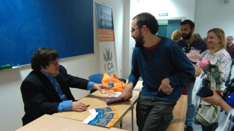 Pablo Pineda en un momento de su firma de libros en el Aula de la Facultad de Ciencias del Trabajo.