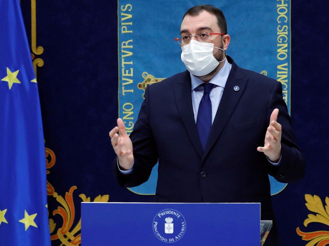 El presidente del Principado, Adrián Barbón, durante una rueda de prensa. 