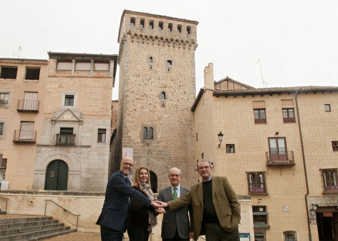 El director de Gestión Responsable de Bankia, David Menéndez (i) la directora corporativa de la Territorial de Bankia en Castilla y León, Lola Peñas, el presidente de la Fundación Caja Segovia, Javier Reguera y el director de la Fundación Caja Segovia, Rafael Ruiz (d) tras la firma del convenio