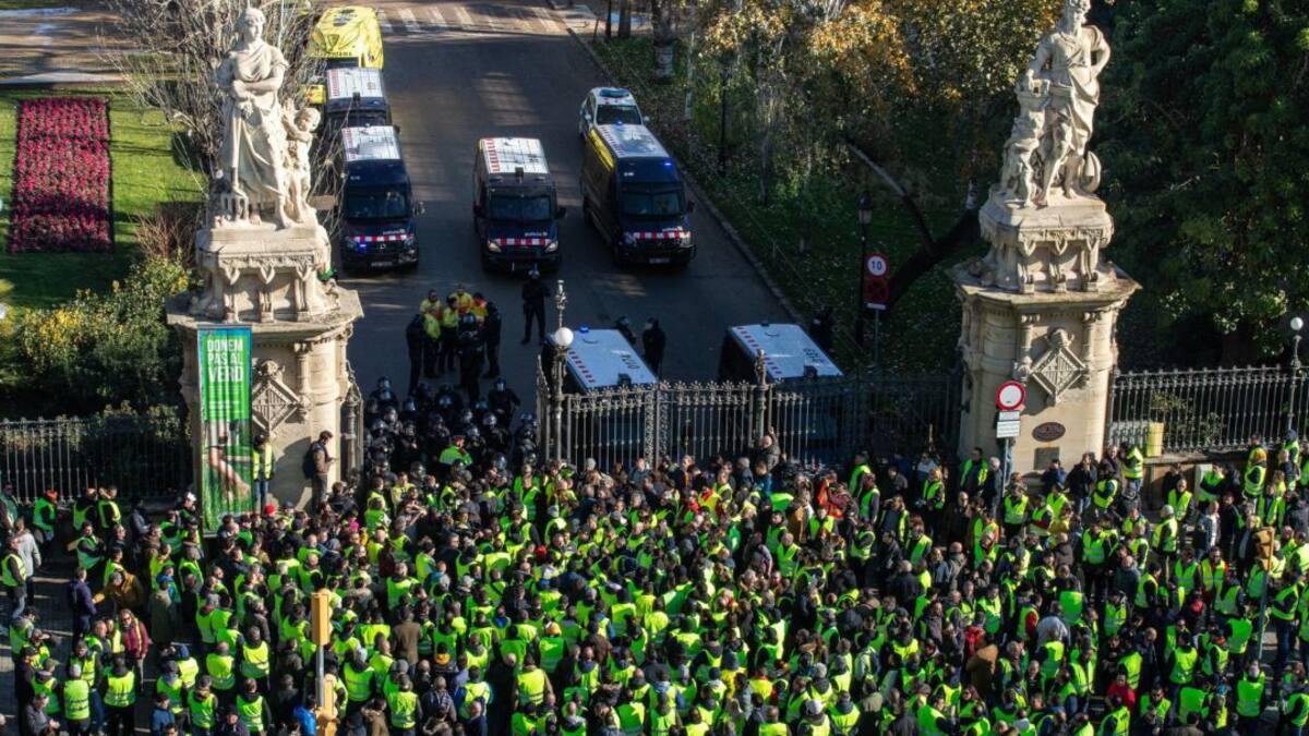Tensió entre Mossos i alguns taxistes a quan intentaven dirigir-se al Parlament