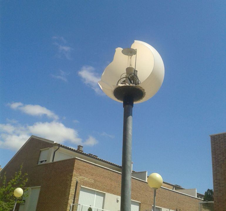 Imagen de una de las farolas dañadas