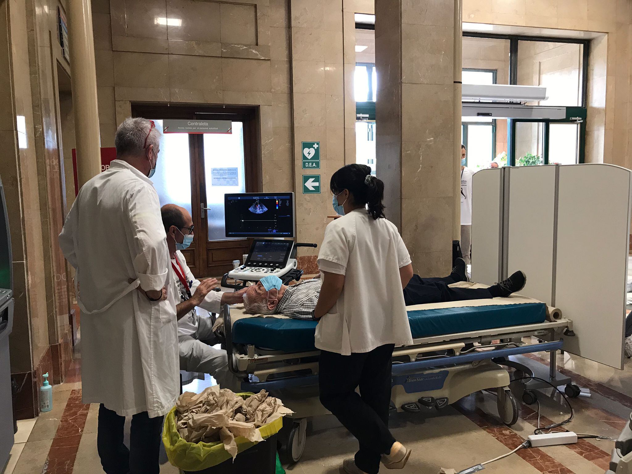 Proves al hall de l'Hospital Josep Trueta