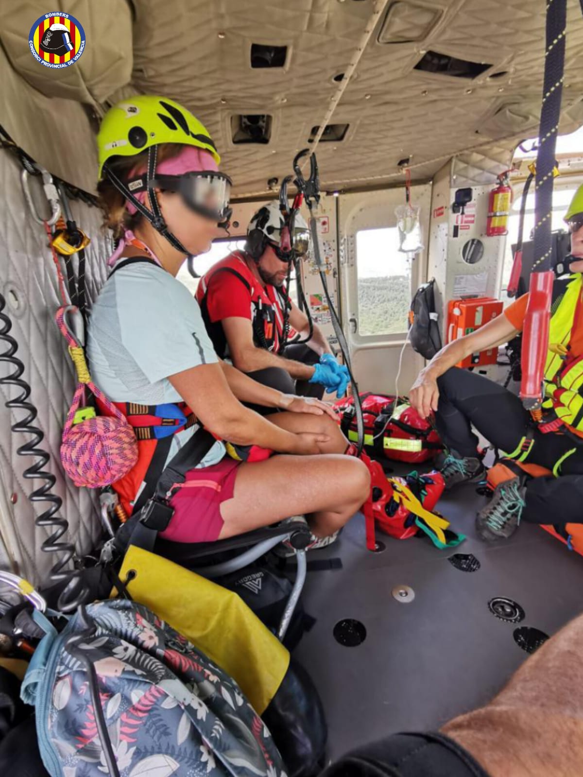 La senderista rescatada por los bomberos, en el helicóptero del GERA.