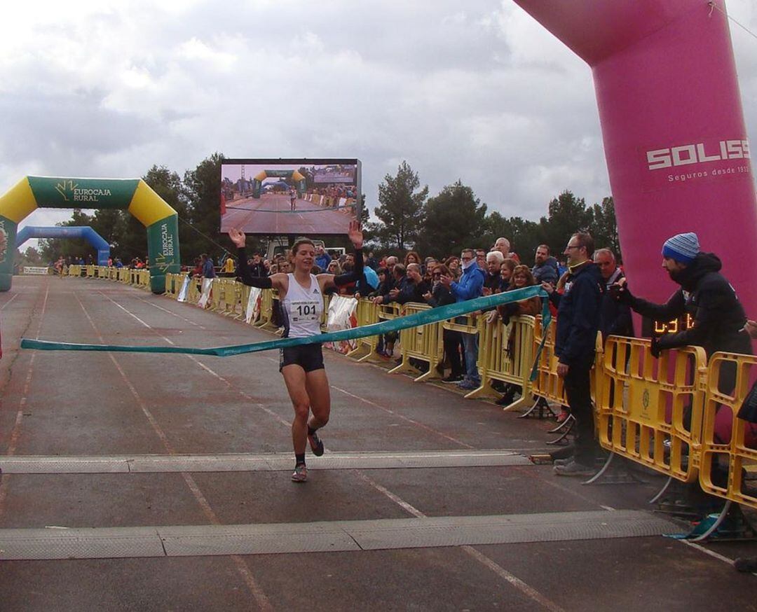 La atleta Irene Sánchez-Escribano llegando a meta. 