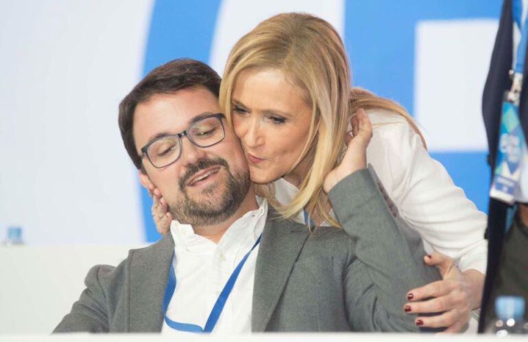imagen de Asier Antona junto a Cristina Cifuentes