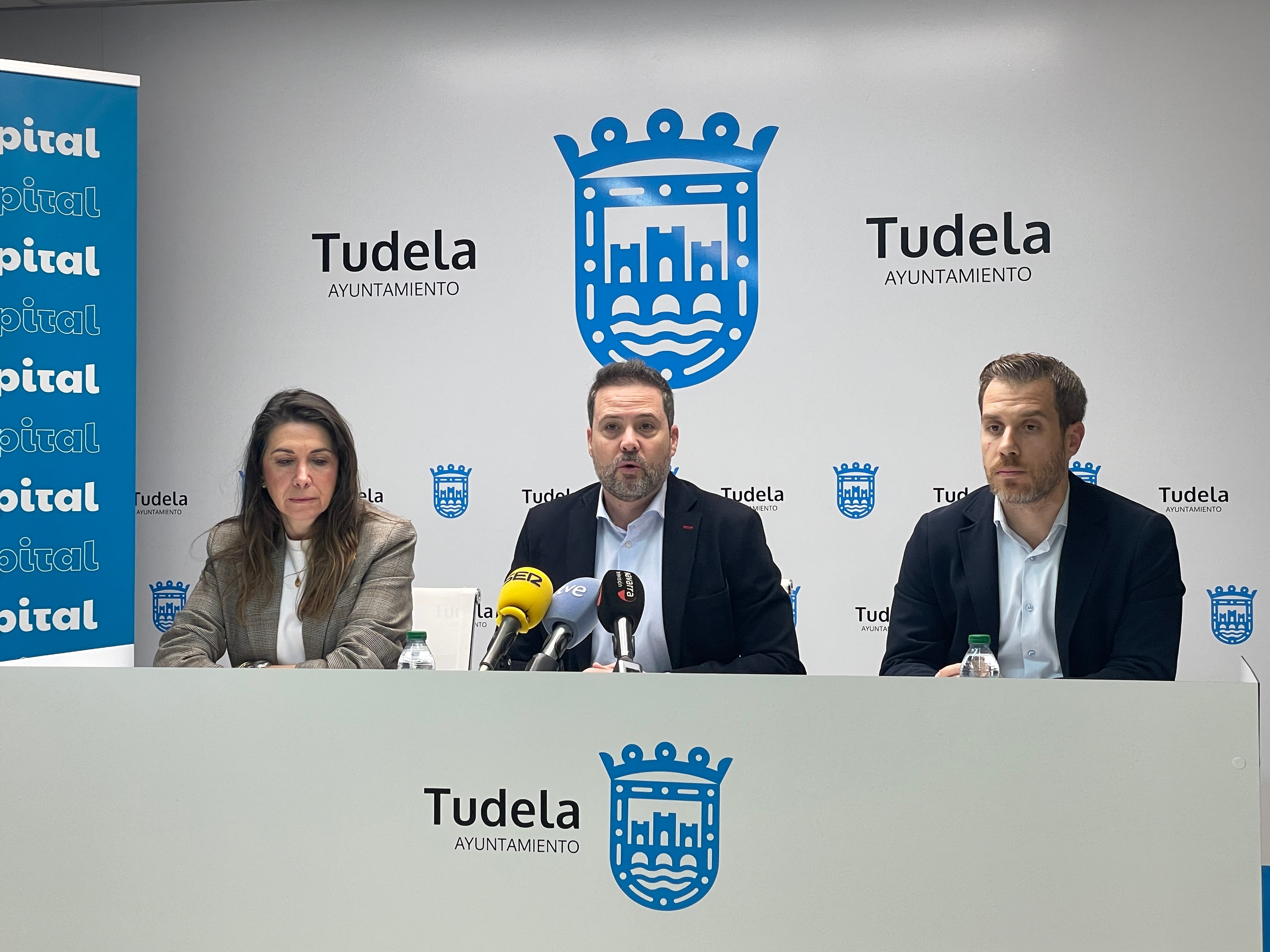 Alejandro Toquero, alcalde de Tudela (centro) junto a Reyes Carmona y Zeus Pérez, concejales del Ayuntamiento de Tudela