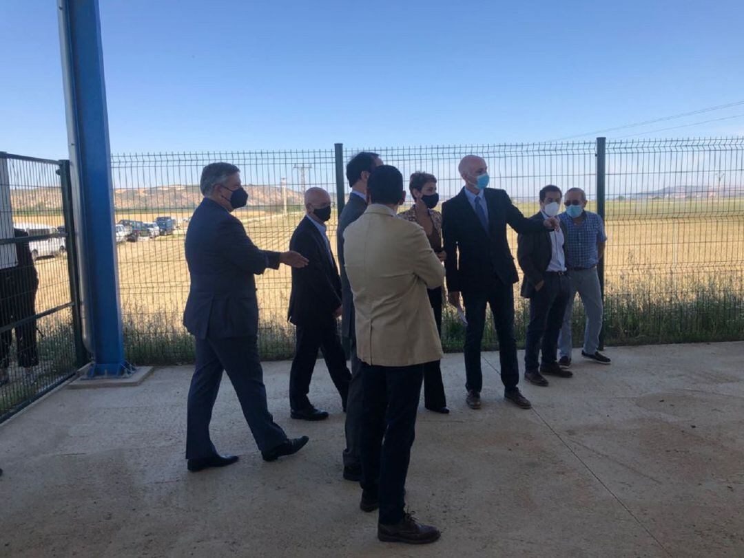 La Presidenta María Chivite y Joaquín Puig (INTIA) durante la visita al Canal de Navarra en Peralta. 