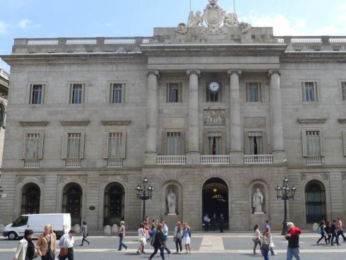 Colau vol que els impostos municipals es paguin segons la renda