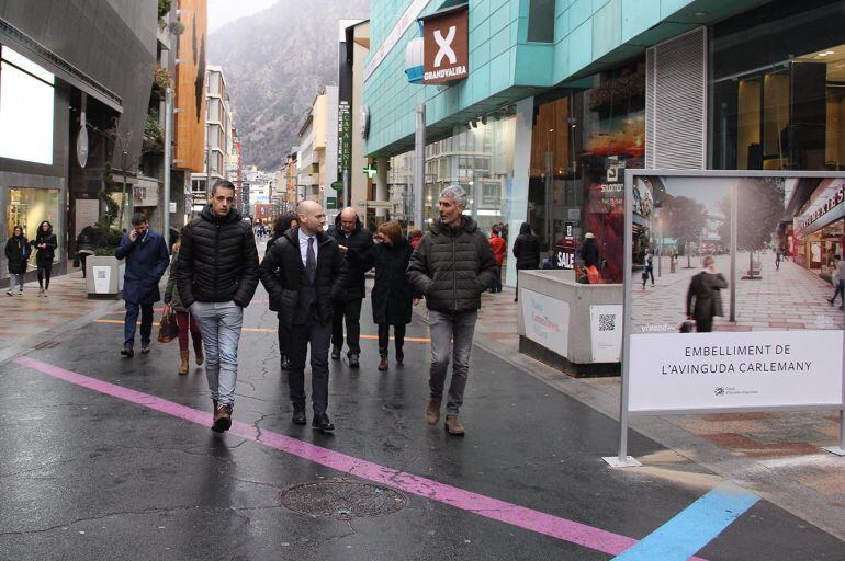 Membres de la corporació comunal a l'avinguda Carlemany aquest dilluns a la tarda