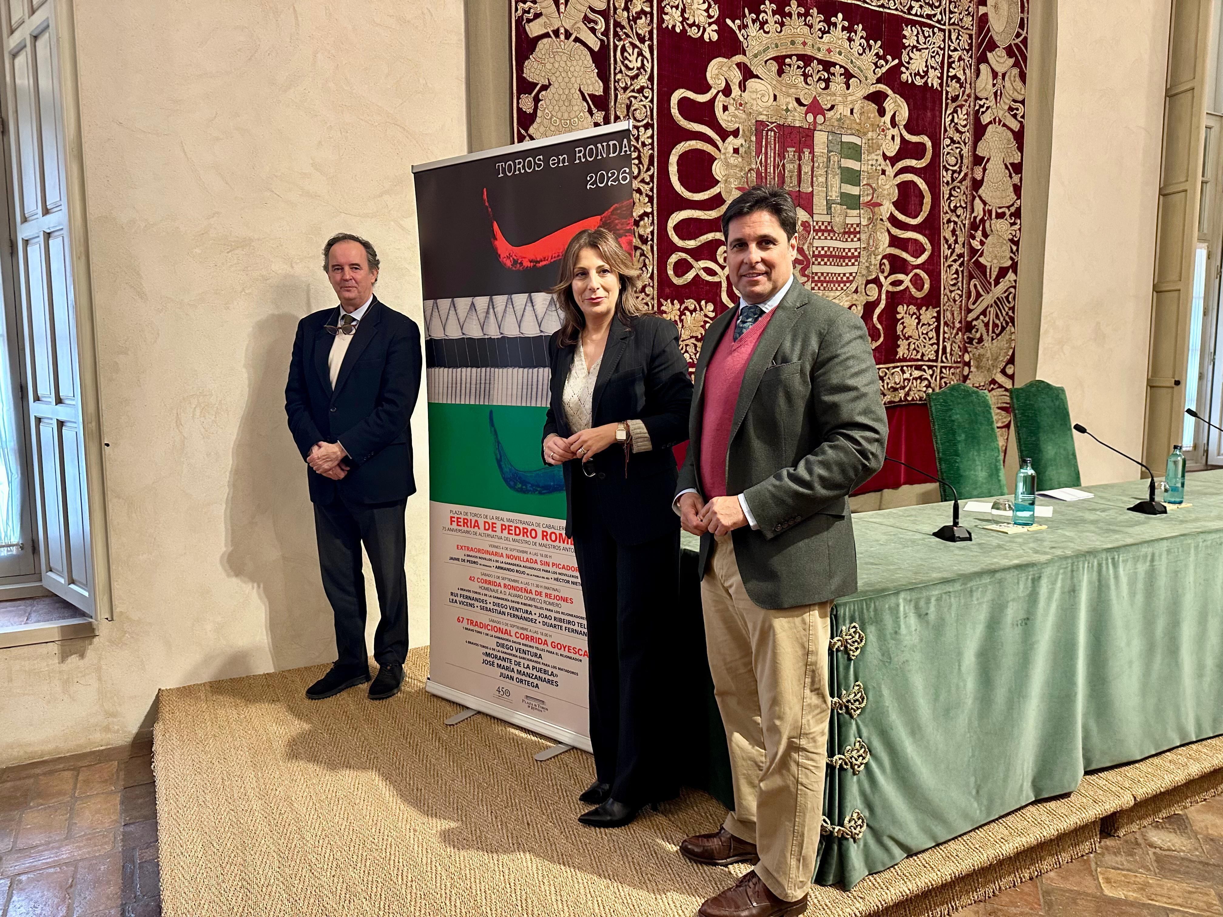 De izquierda a derecha, el director general de la Maestranza rondeña, Ignacio Herrera de la Muela; la alcaldesa de Ronda, María de la Paz Fernández Lobato; y el empresario del coso, Francisco Rivera Ordóñez