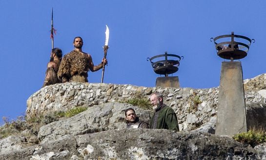 El actor Kit Harington, en el papel de Jon Nieve, y el actor Liam Cunningham, caracterizado como Lord Davos Seaworth, en un momento del rodaje de la popular serie &quot;Juego de tronos&quot; que ha grabado estos días los capítulos de la séptima temporada en el para