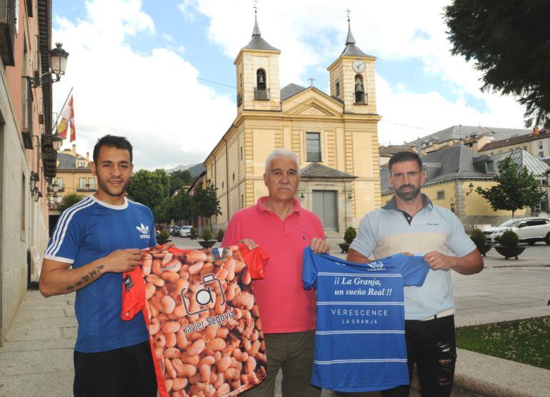 El presidente del CD La Granja - en el centro - flanqueado por los jugadores Cristian y Otero recientemente renovados por el club del Real Sitio