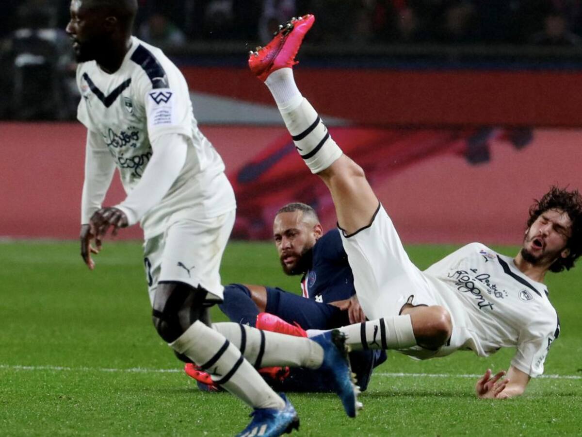 La dura entrada de Neymar que le costó la expulsión en el 92' ante el Girondins