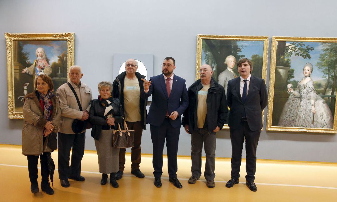 El presidente del Principado (en el centro) recibió a los participantes en el programa Añoranza en la sede del Museo de Bellas Artes, donde hicieron de anfitriones su director, Alfonso Palacio (primero por la derecha) y la presidenta del Consejo de Comunidades Asturianas, Paz Fernández Felgueroso (primera por la izquierda).