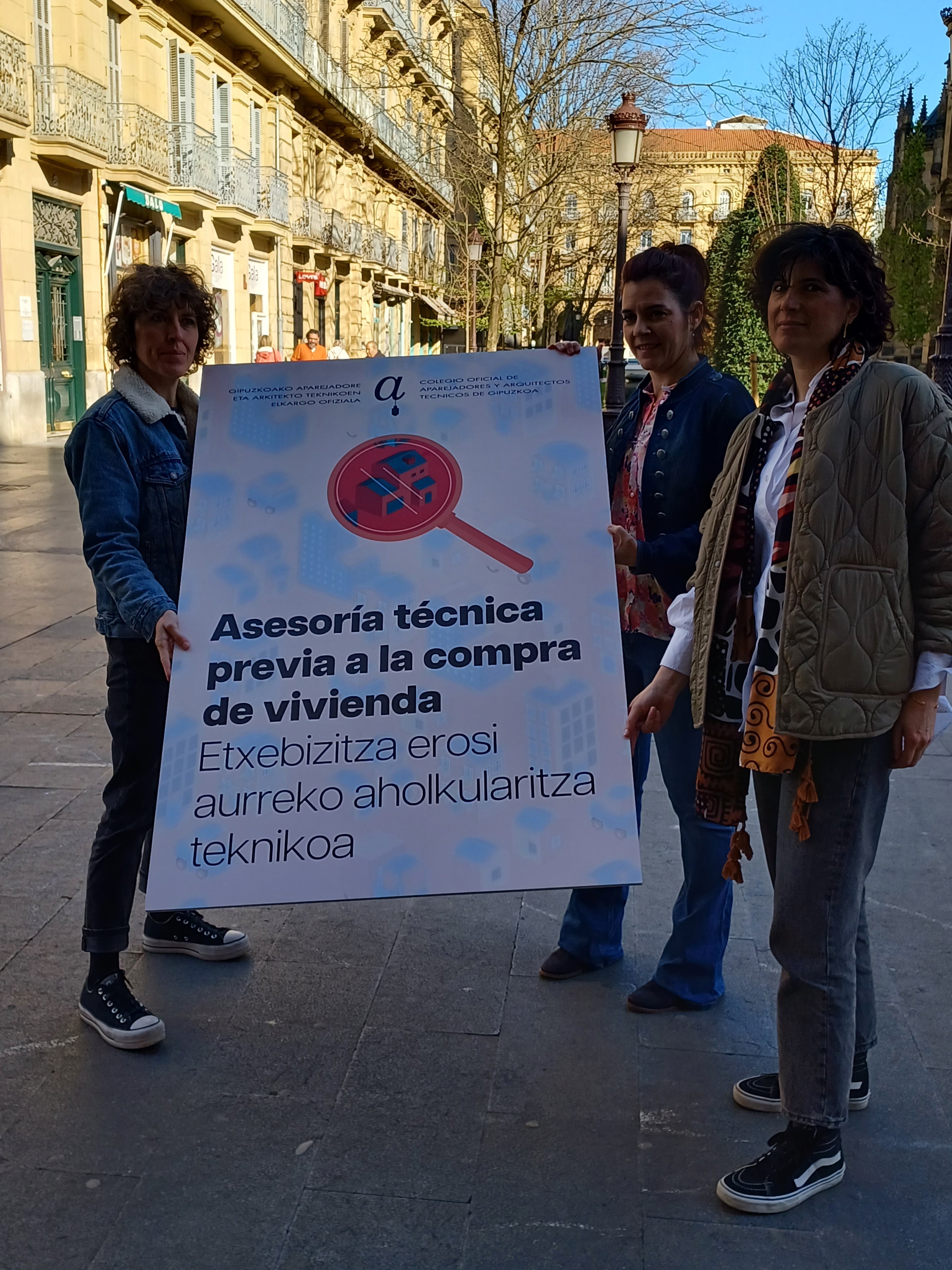 La presidenta del Colegio de Aparejadores y Arquitectos Técnicos de Gipuzkoa, Nagore Azuabarrena, junto a las integrantes del Gabinete Técnico del Colegio, Izaskun Ugarte y Nerea Asensio.