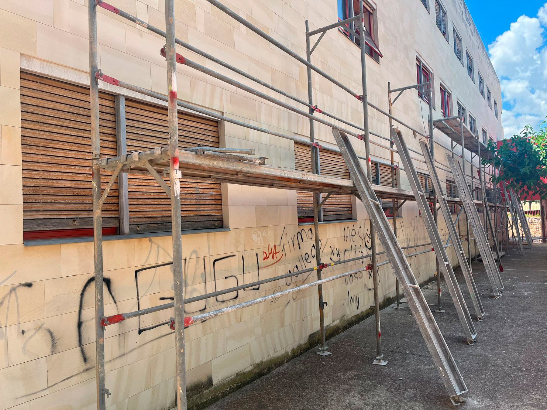 Los primeros andamios en las fachadas de las casas ya se han instalado