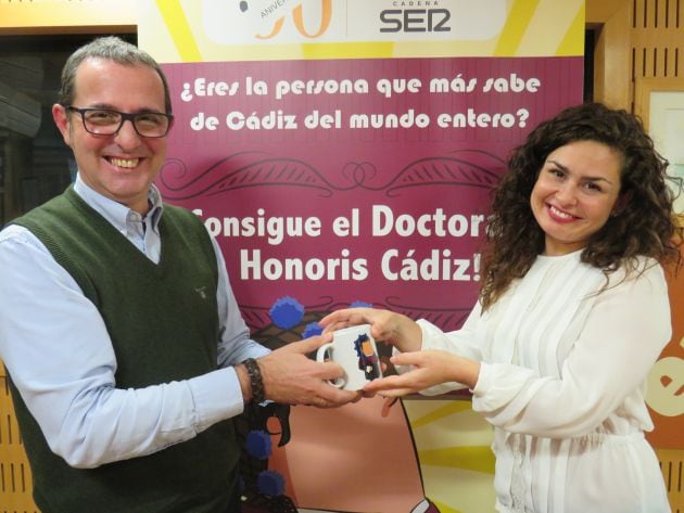 Alberto Romero entrega a Laura Jurado la taza del Doctorado Honoris Cádiz tras perder la segunda preliminar