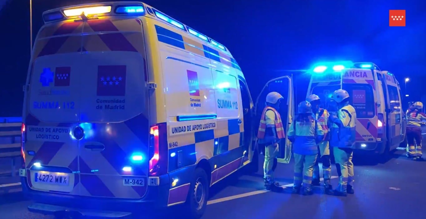 Los sanitarios han atendido a tres heridos por el accidente, el más grave un hombre atropellado por un tercer implicado en el choque