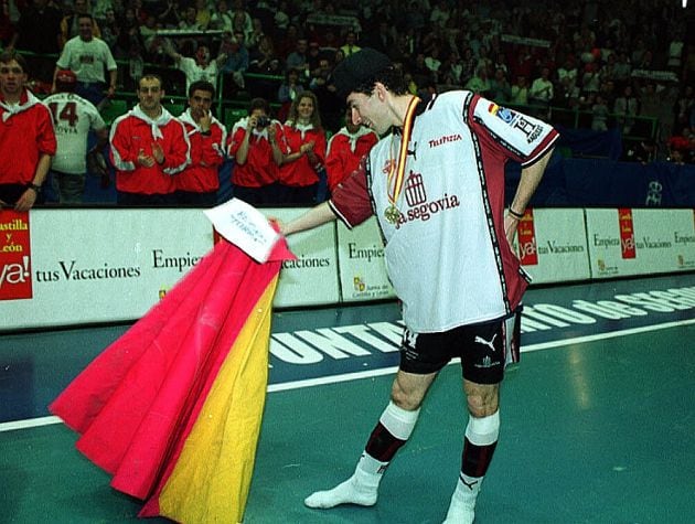 Daniel Ibañes celebra el título con un capote torero