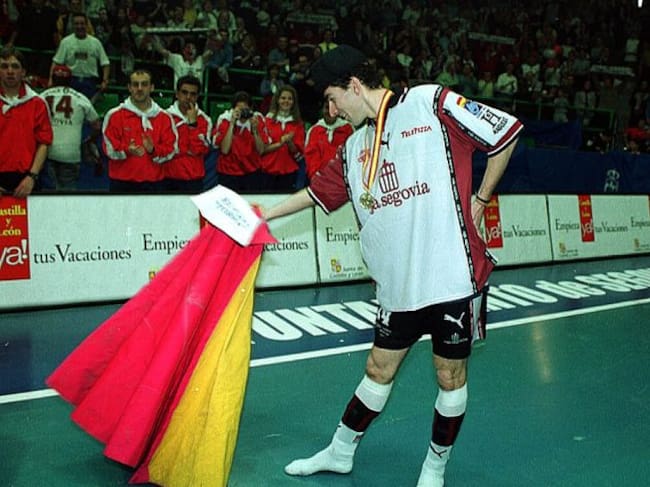 Daniel Ibañes celebra el título con un capote torero