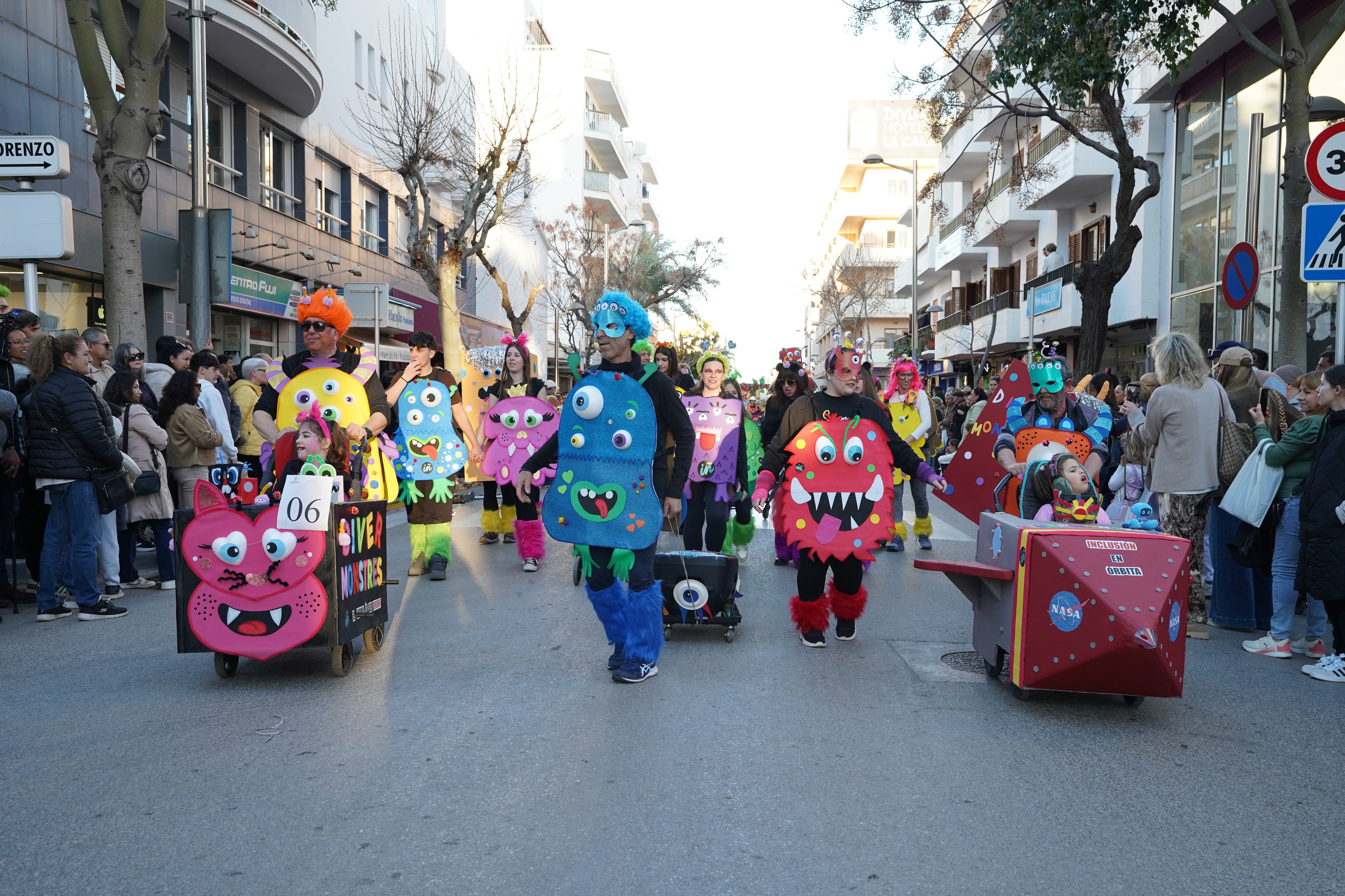 Un momento durante la rúa de Santa Eulària