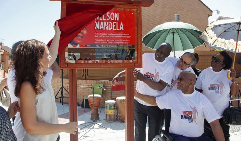 Sara Hernández ha descubierto la placa de homenaje a Nelson Mandela