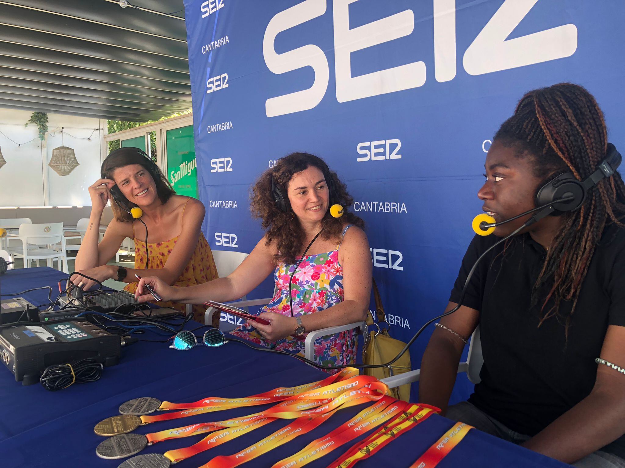 Ruth Beitia y Andrea Tankeu junto a María Gutiérrez.