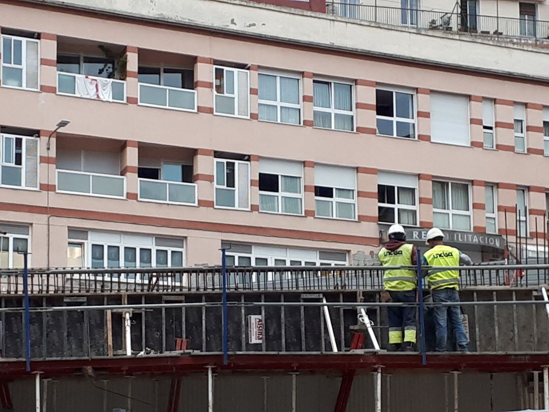 Dos operarios trabajan en las obras del edificio multiusos de Errebal, cuyas obras también se han paralizado en el mes de marzo