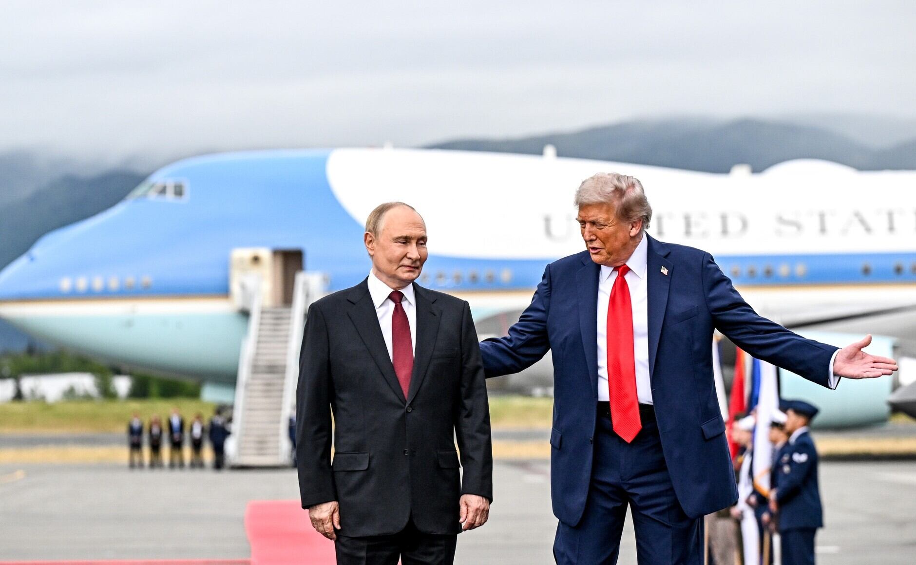 El presidente de Estados Unidos, Donald Trump, recibe a su homólogo ruso, Vladímir Putin, en Alaska, donde tiene lugar la reunión entre ambos líderes y sus delegaciones.